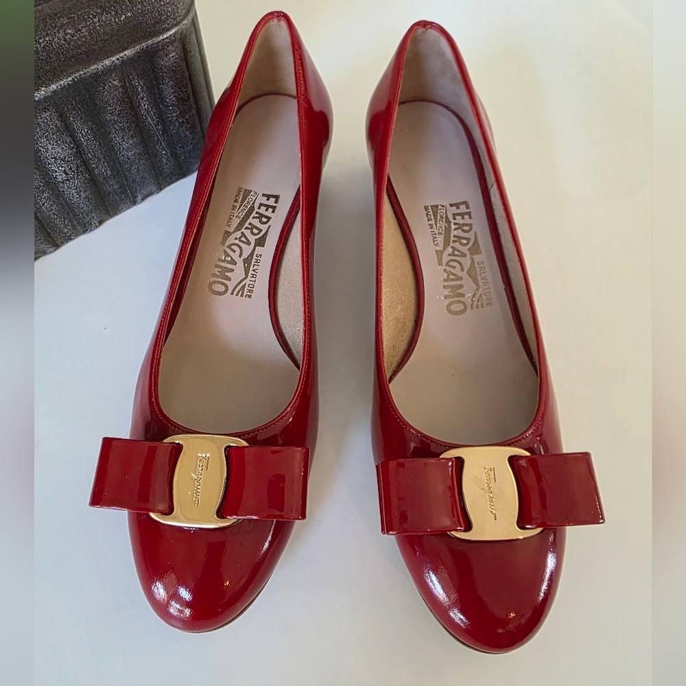 Salvatore Ferragamo Red Patent Vara Bow Ballet Flats Gold Logo Italy Size 5.5B